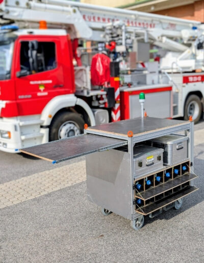 Feuerwehr Rollcontainer Atemschutz auf dem Gelände einer Feuerwehrwache.