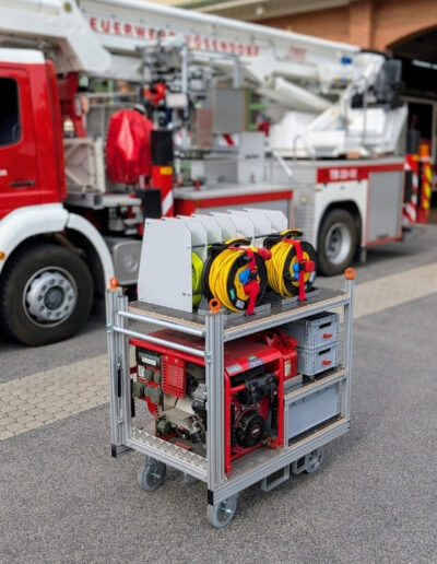 Feuerwehr Rollcontainer Hochwasser mit Tauchpumpe und Notstromversorgung – bereit für den Einsatz bei Überschwemmungen.