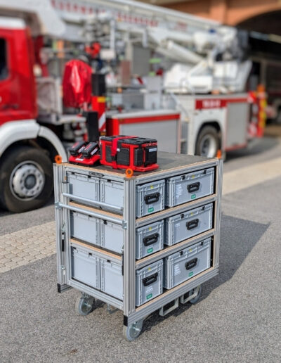 Feuerwehr Rollcontainer Sturmschaden mit Ausrüstung zur Beseitigung von Sturmschäden – einsatzbereit auf der Feuerwehrwache.