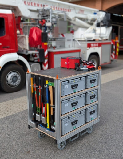 Feuerwehr Rollcontainer Sturm mit Axt, Säge und Werkzeugen für Sturmeinsätze – bereit für den Einsatz bei Unwetter und Sturmschäden.
