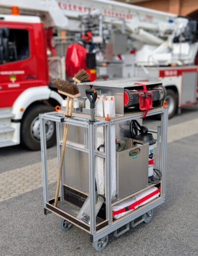 Feuerwehr Rollcontainer Verkehrsunfall zur Ölspur-Beseitigung der Firma Reiter auf dem Gelände einer Feuerwehrwache.